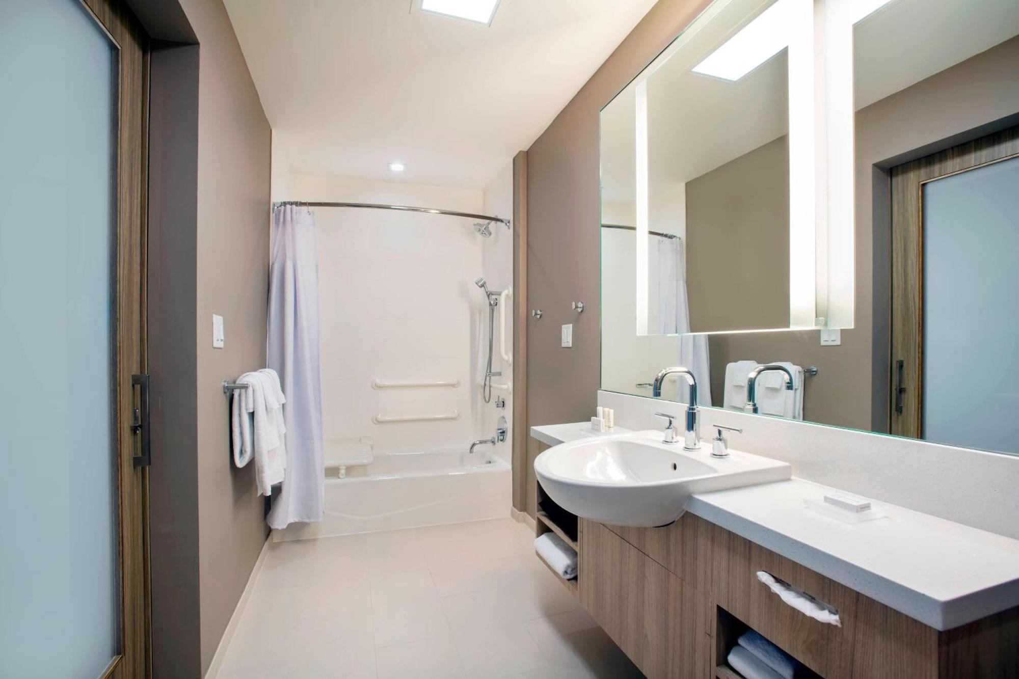 Springhill Suites By Marriott Miami Doral Exterior photo