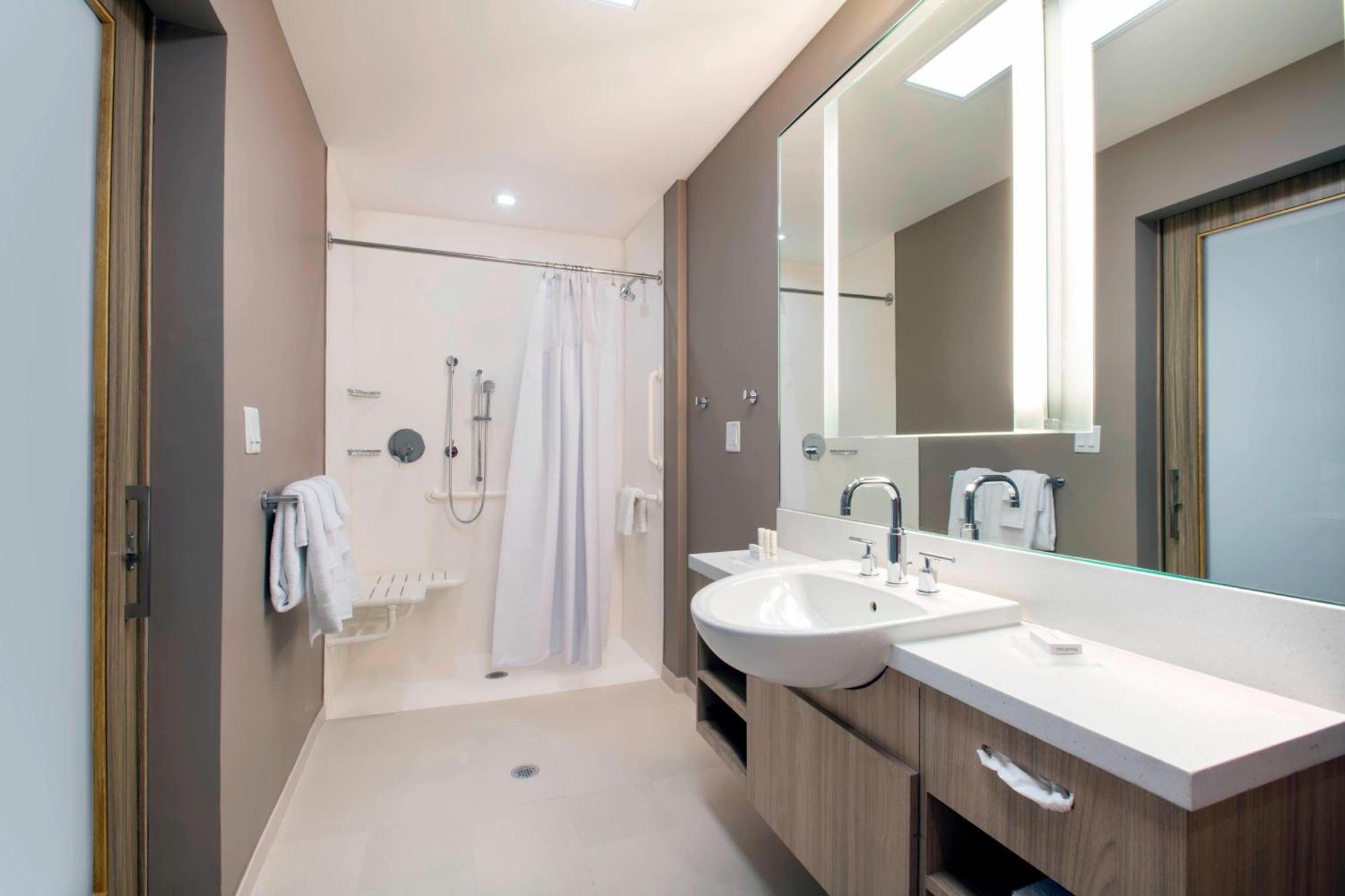 Springhill Suites By Marriott Miami Doral Exterior photo
